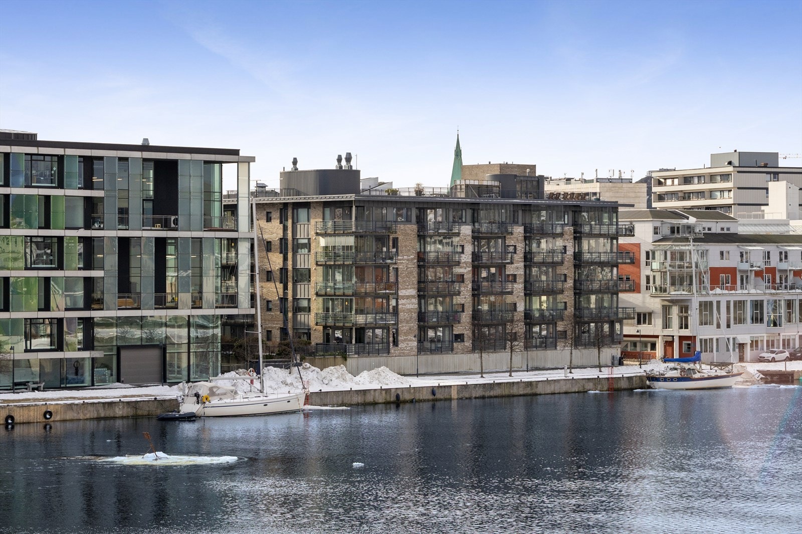 Beliggenheten på Tangen Brygge er en av byens mest attraktive - en moderne, maritim og velstelt bydel som kombinerer det beste av sjø- og byliv. Galleribilde