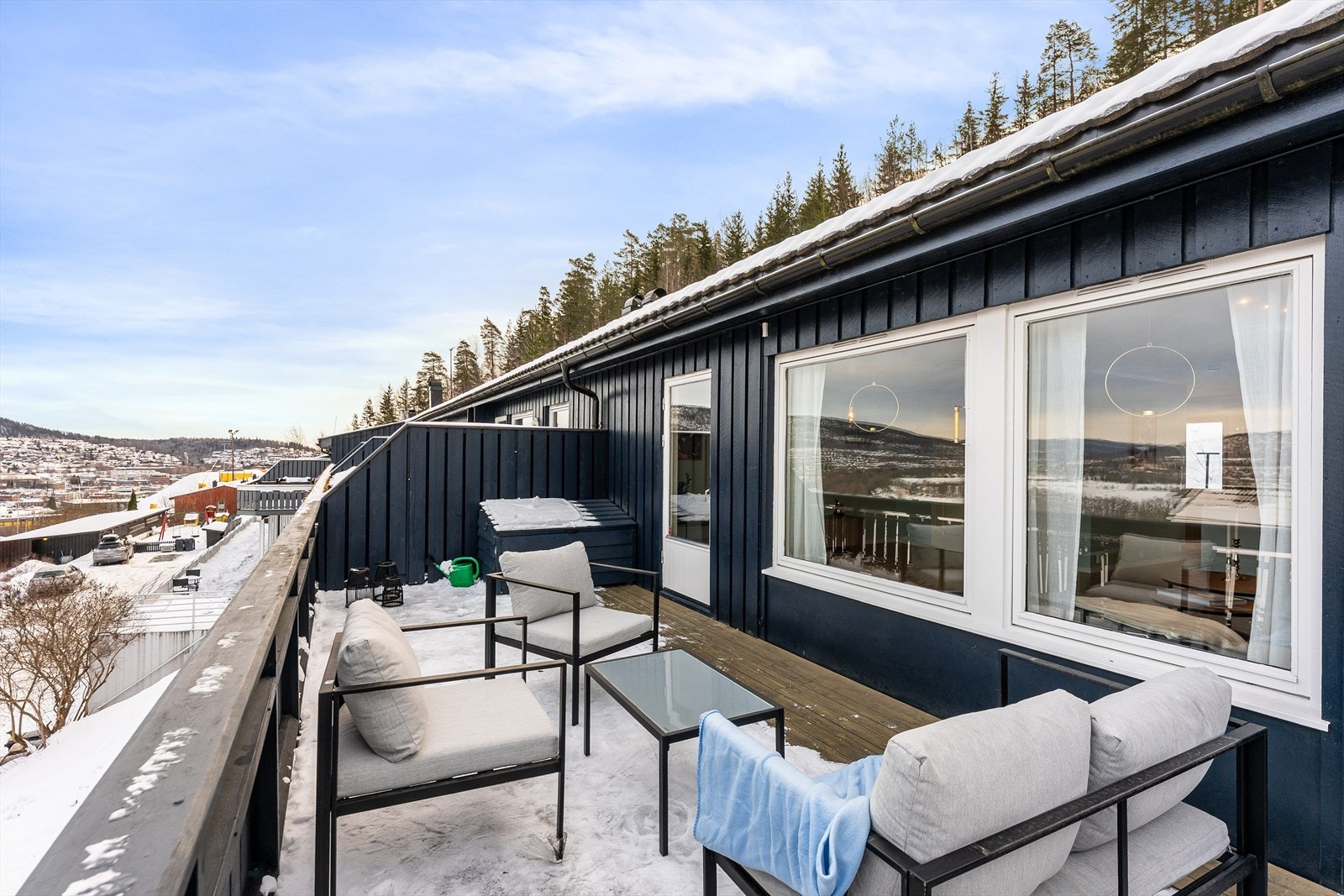 Fra stuen er det utgang til nordvendt veranda. Galleribilde