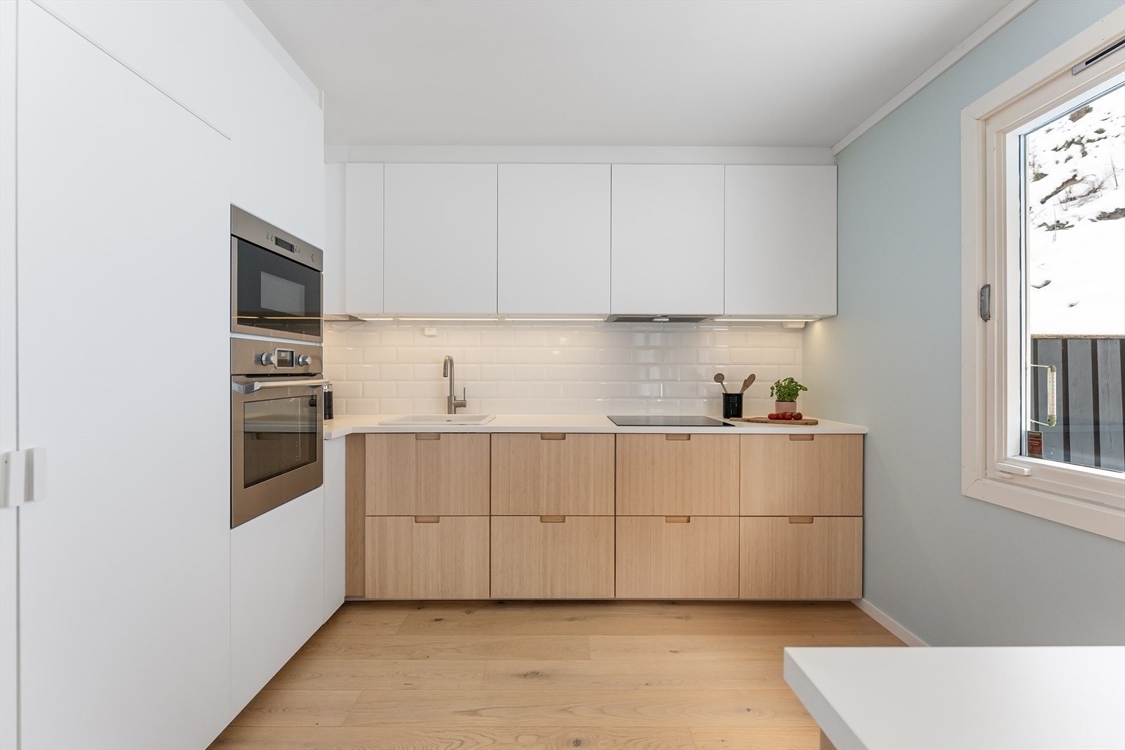 Kjøkkenet er praktisk utformet med innredning langs to vegger samt utstikker. Galleribilde