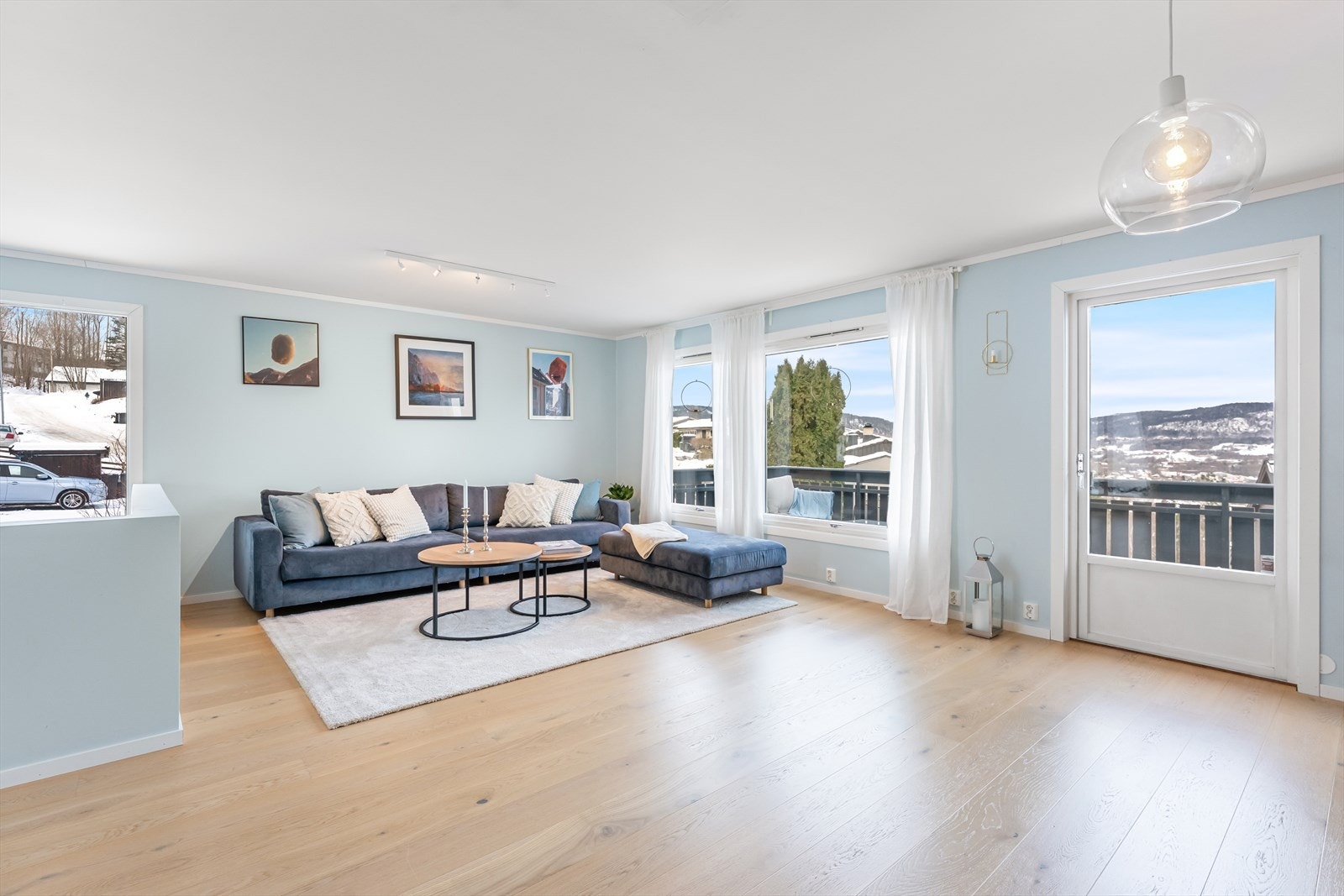 Boligens 1. etasje ble oppgradert i 2021 med 1-stavs parkett, gulvvarme og malte flater. Galleribilde