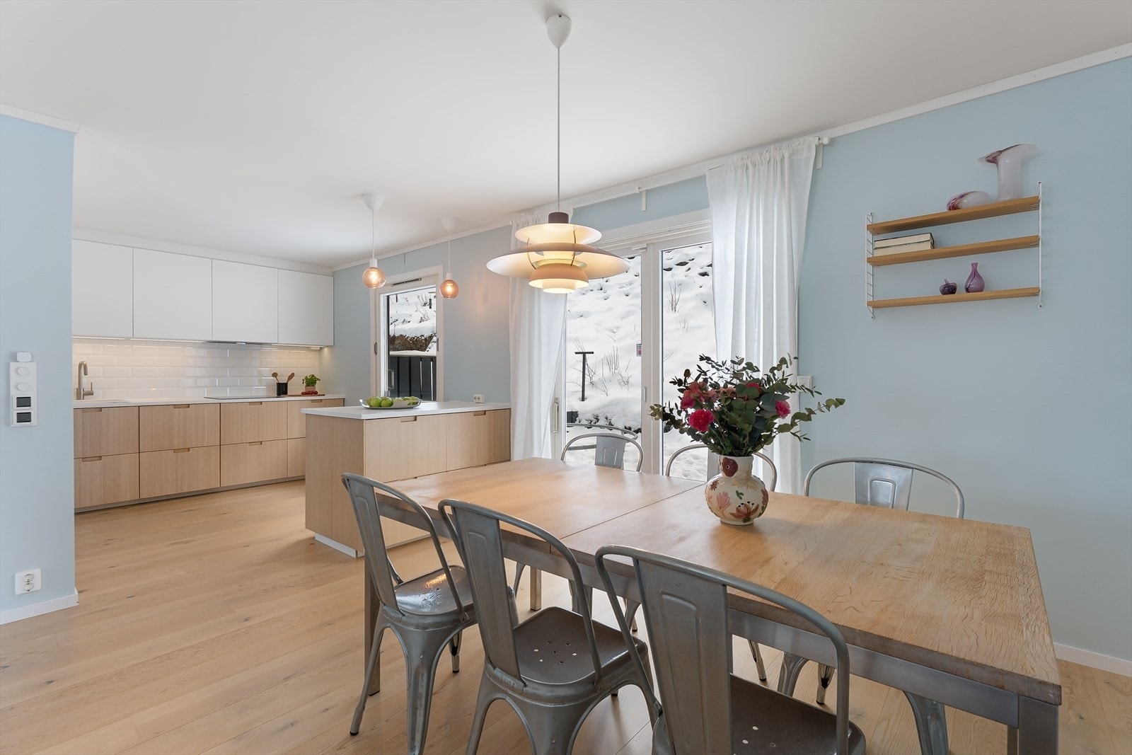 Gulvvarme i hele etasjen med unntak av badet. Galleribilde