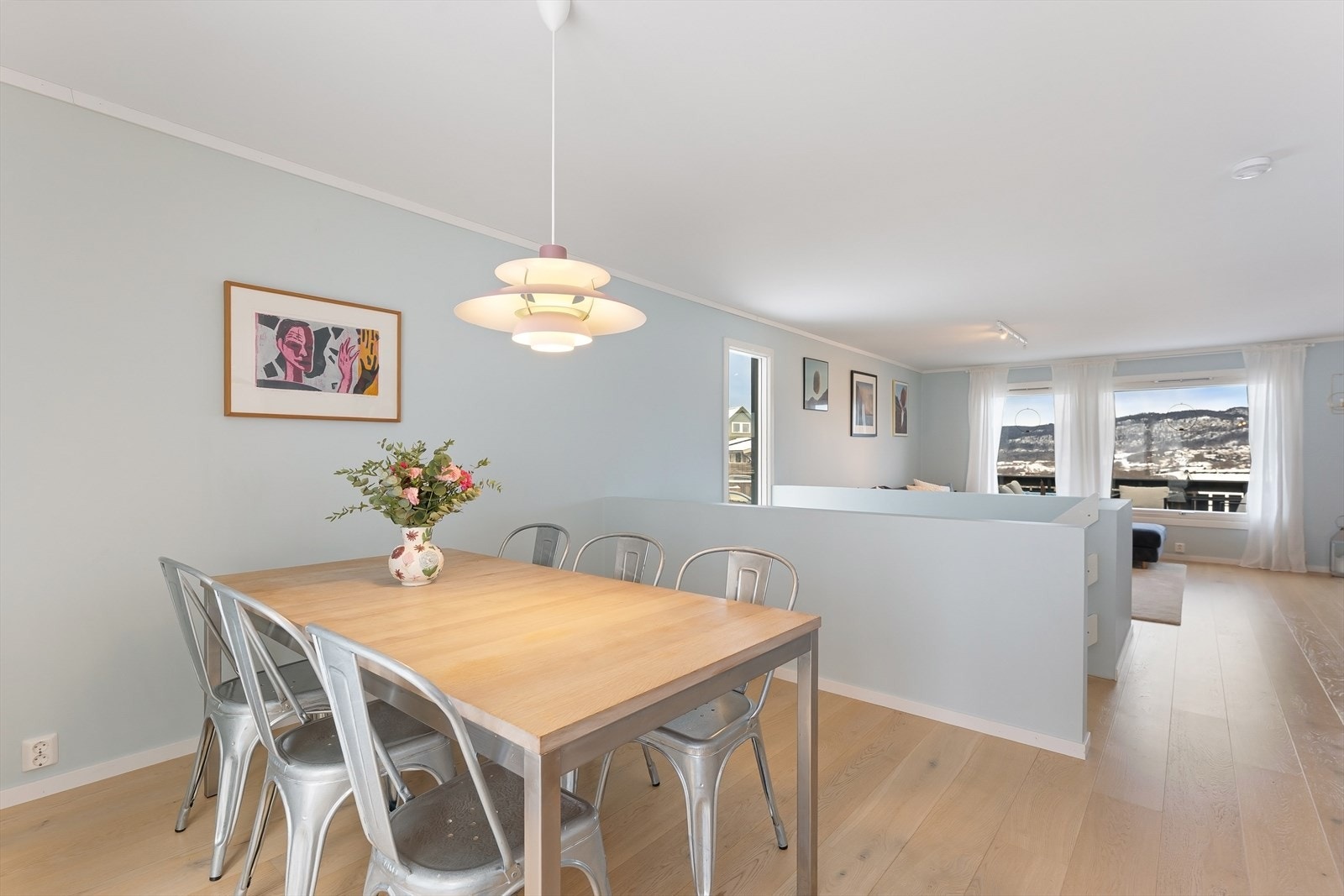 Spiseplassen ligger i praktisk tilknytning til kjøkkenet. Galleribilde