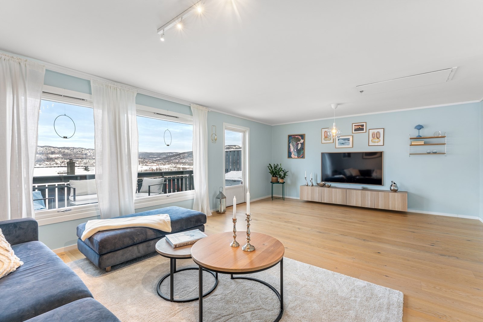 Store vindusflater gir flott utsyn mot nærområdet og mye naturlig lys. Galleribilde