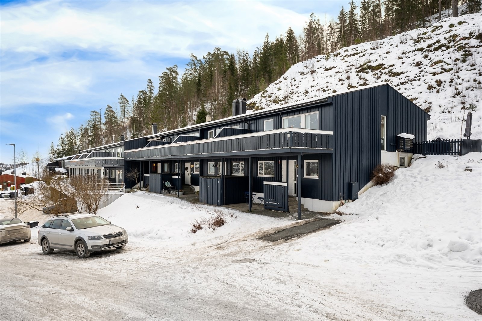 Biloppstillingsplass foran boligen. Galleribilde