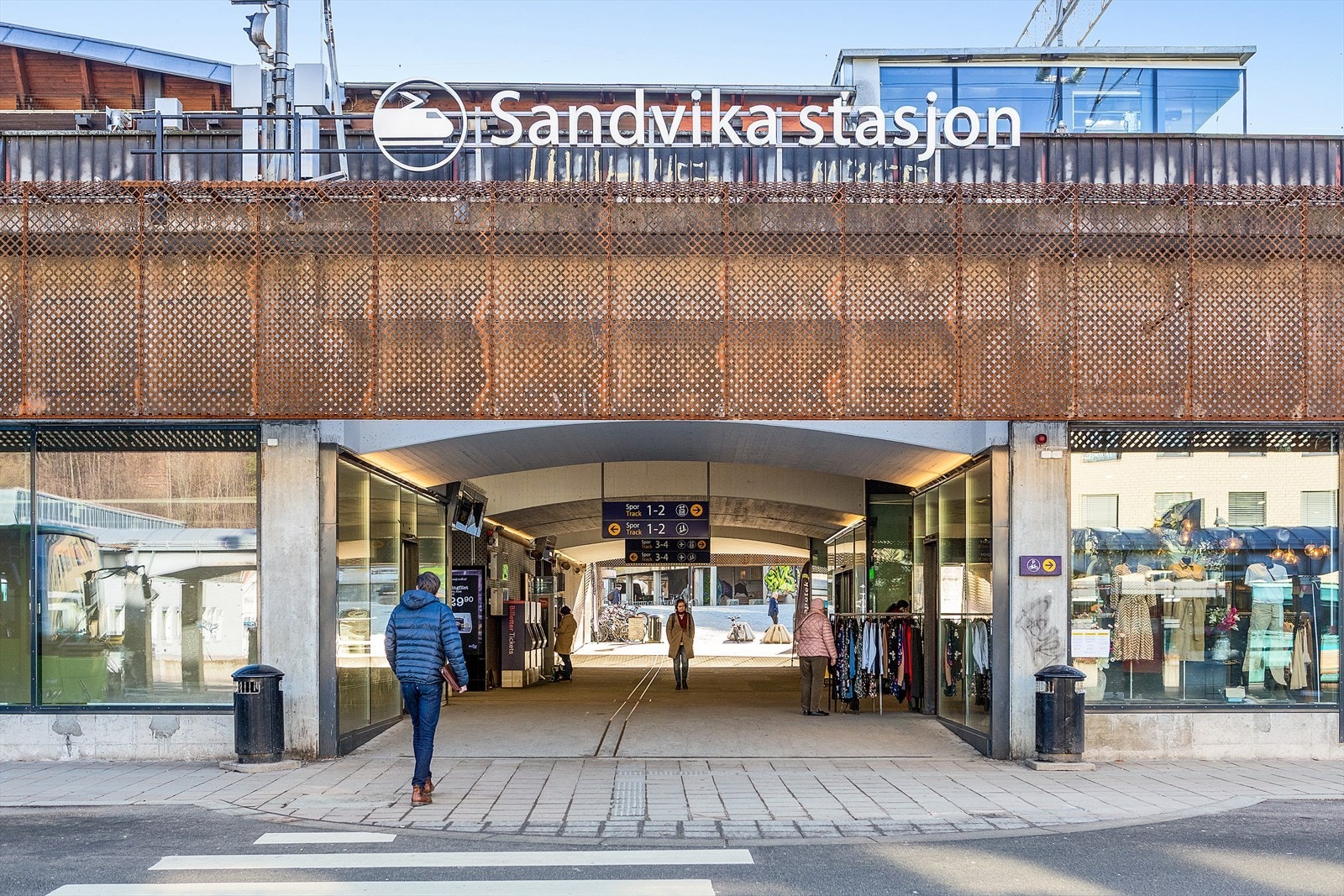 Sandvika som er et knutepunkt for tog, buss, flytog og taxi, med hyppige avganger mot både Oslo og Drammen. Galleribilde
