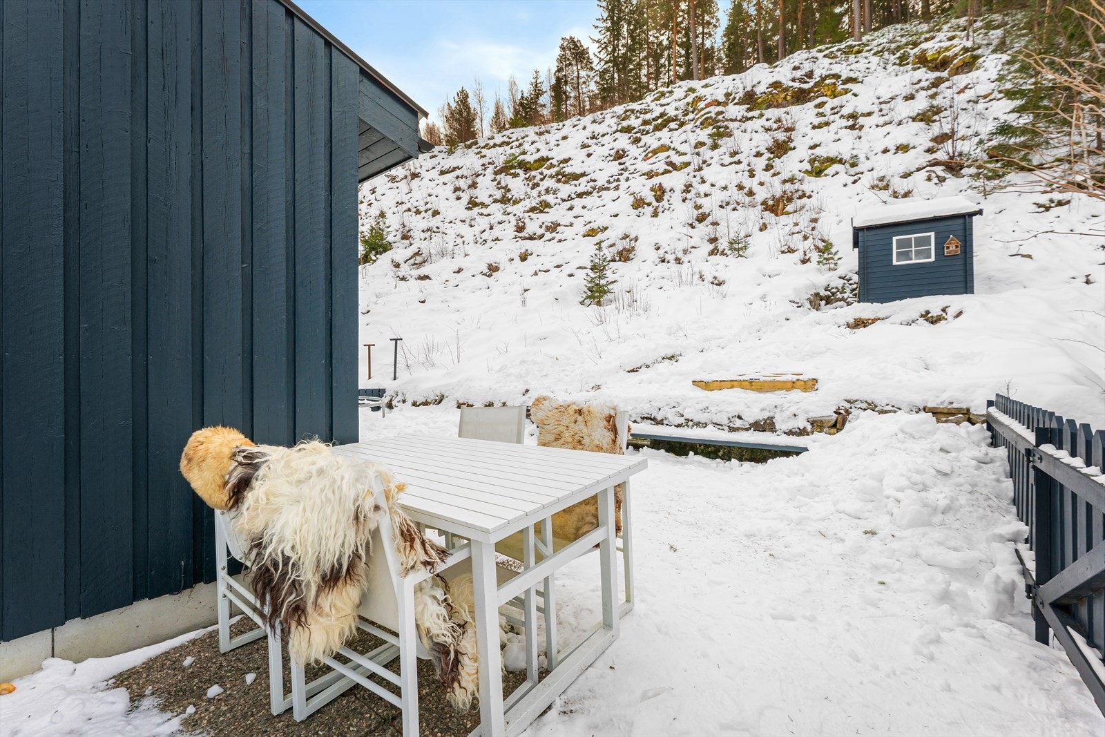 Skjermet, grensende mot skogen. Galleribilde