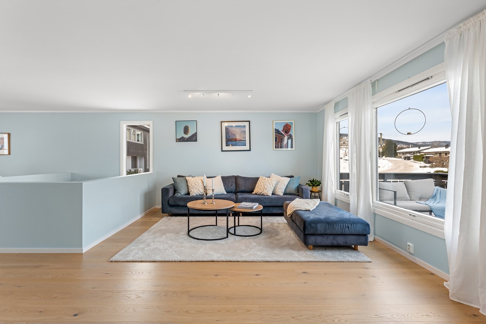 Det er god plass til sofaseksjon med tilhørende mediamøbler. Galleribilde