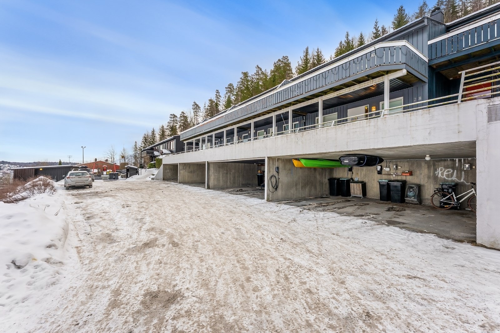 Parkering i carport. Galleribilde