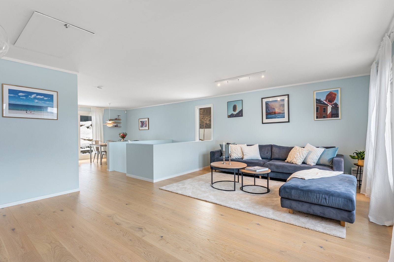 Stuen ligger i boligens 1. etasje, som er holdt åpen og binder sammen stue, spiseplass og kjøkken. Galleribilde