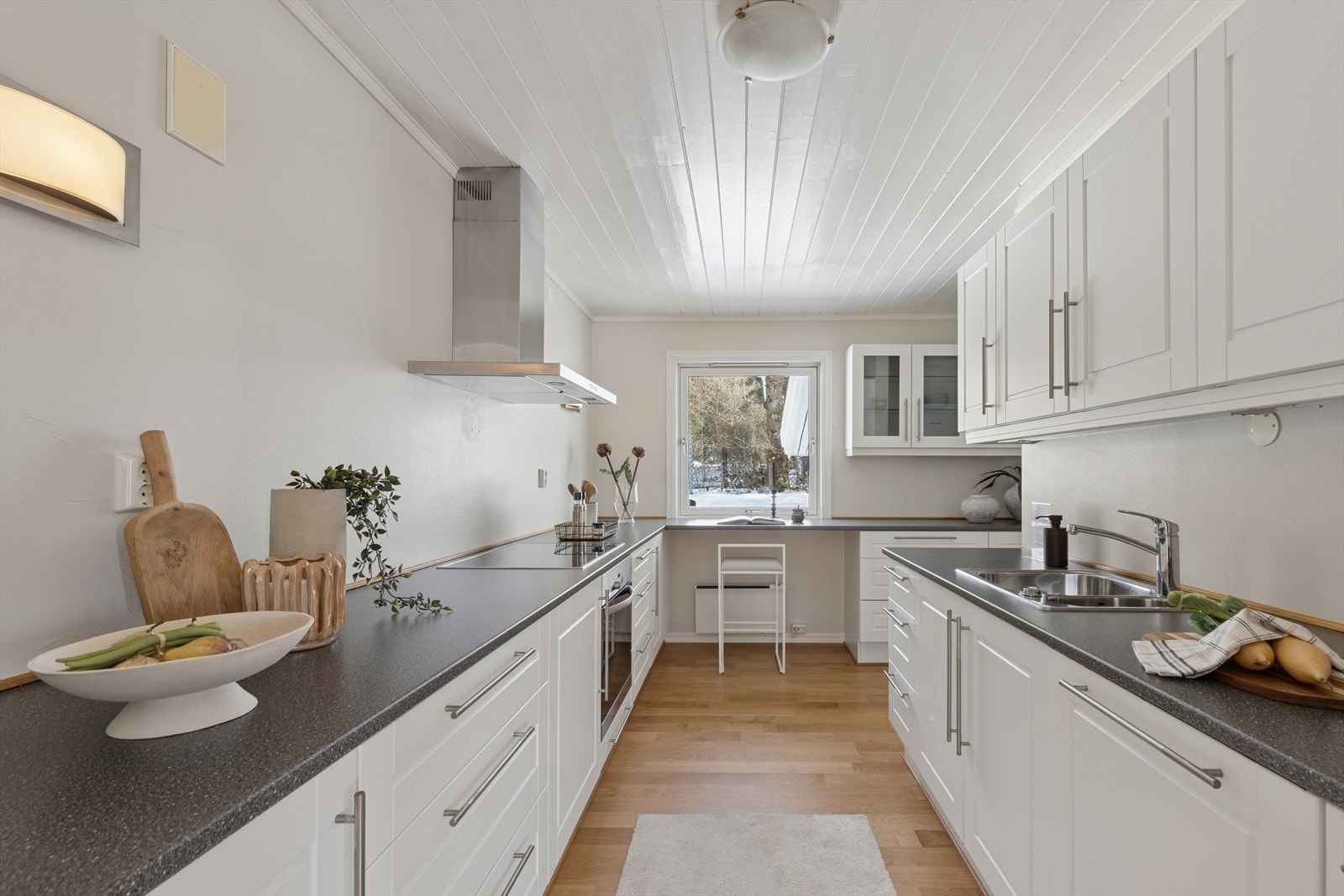 Gode arbeidsflater for både store og små kokker i rommet. Galleribilde