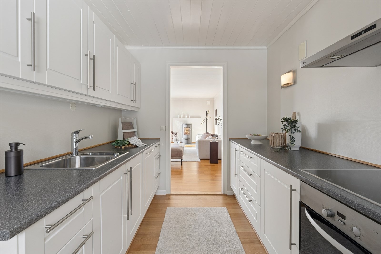 Kjøkkenet ligger i praktisk og god tilknytning til stue og spiseplass. Galleribilde