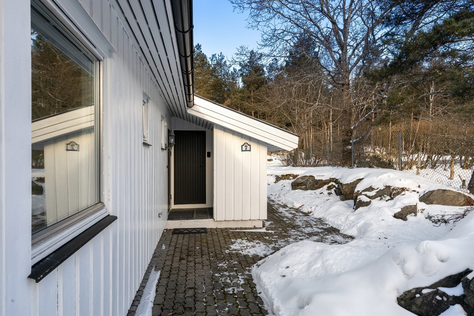 Inngangsparti med overbygg og tilgang til bod med utvendig adkomst. Galleribilde