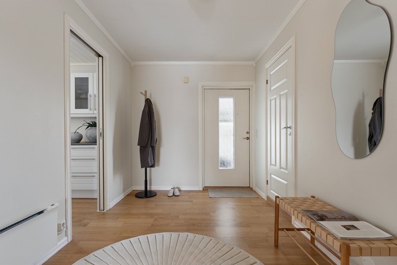 Innvendig møtes du av entré med praktisk tilgang til ett vaskerommet. Galleribilde