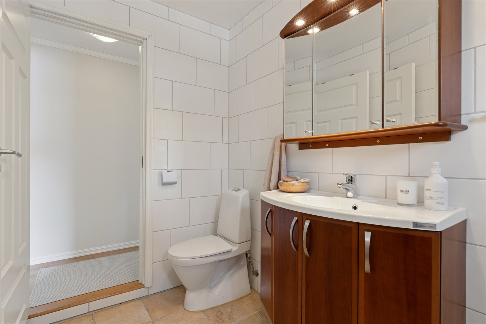 Innredningen består av en servant nedfelt i baderomsinnredning, et toalett og et dusjkabinett. Galleribilde