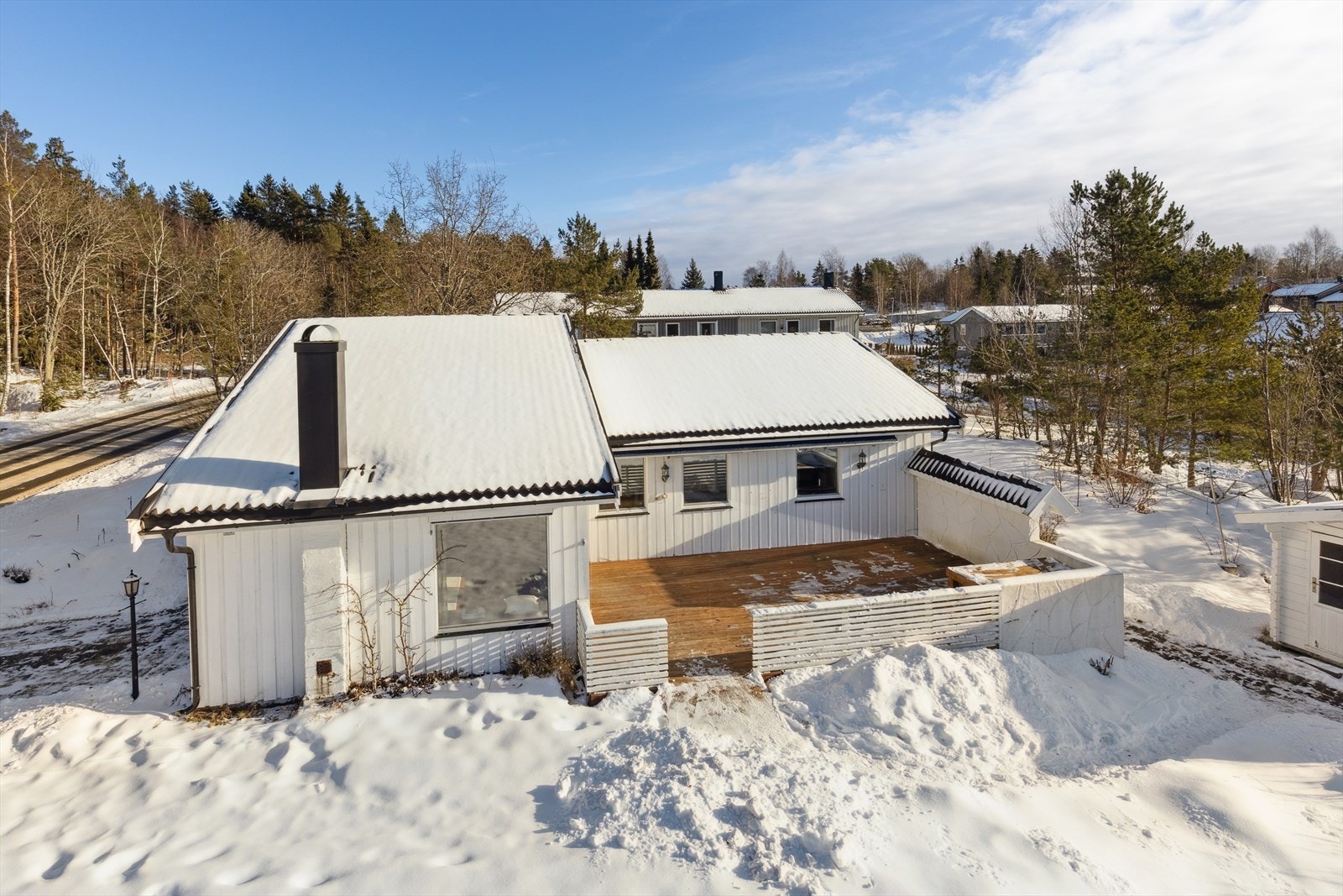 Terrasse med adkomst fra stue og videre tilgang til terreng. Galleribilde