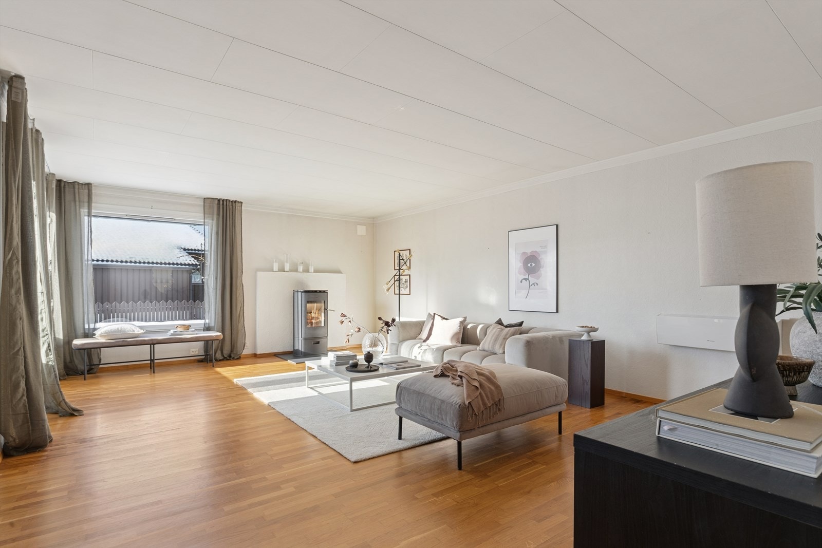 Boligen har flere hyggelige oppholdsrom - alle fordelt over ett lettstelt og praktisk plan. Galleribilde