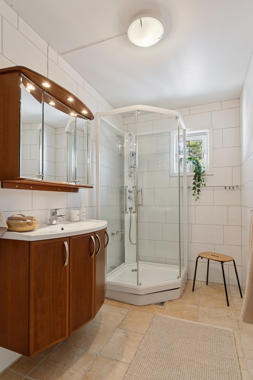 Av våtrom har boligen ett bad, ett vaskerom og ett toalettrom - alle beliggende vegg-i-vegg for hverandre med adkomst fra boligens entré og gang. Galleribilde