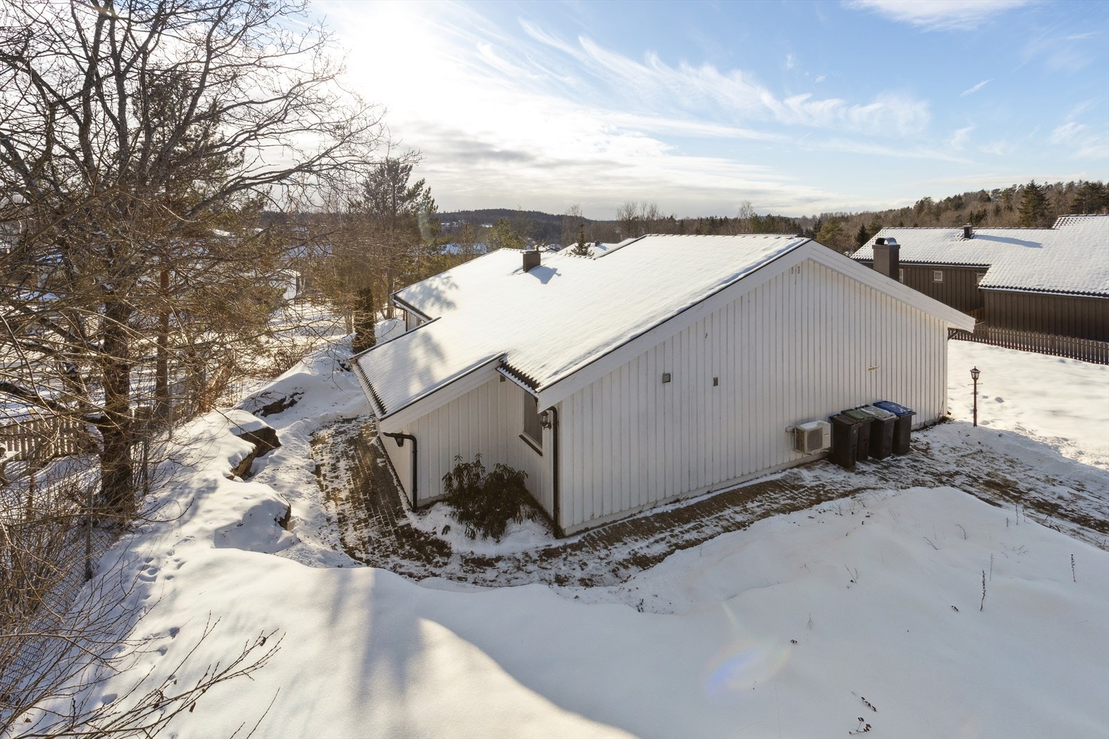 Eiendommen har en fin beliggenhet i et etablert og meget barnevennlig boligområde på Pepperstad skog i Vestby kommune. Galleribilde