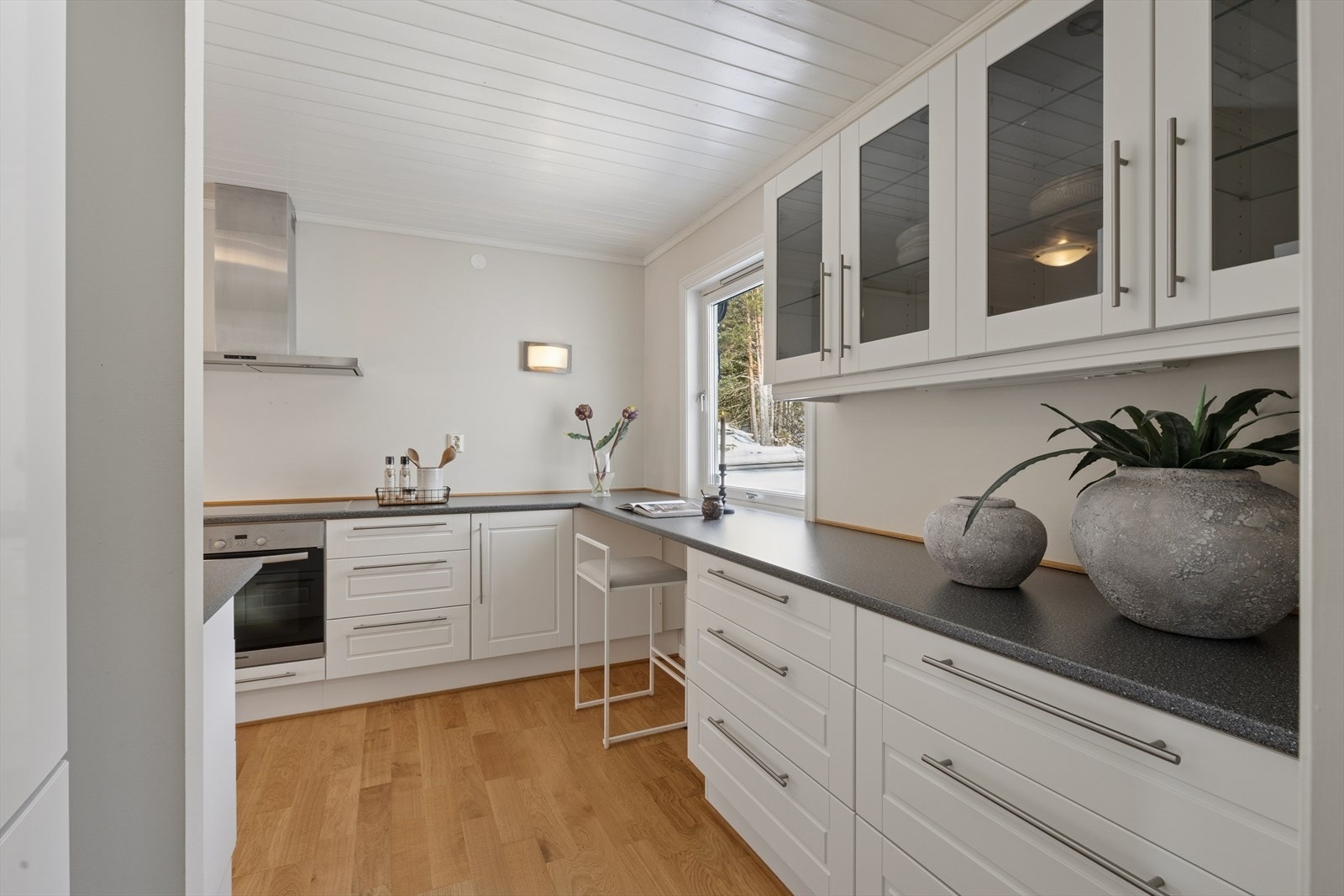 Praktisk spiseplass ved kjøkkenbenk. Galleribilde