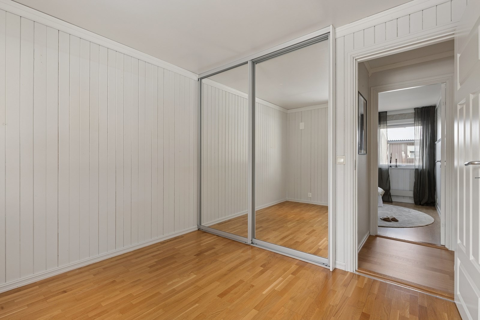 Soverom 2 med en tilsvarende garderobeløsning som hovedsoverommet. Galleribilde