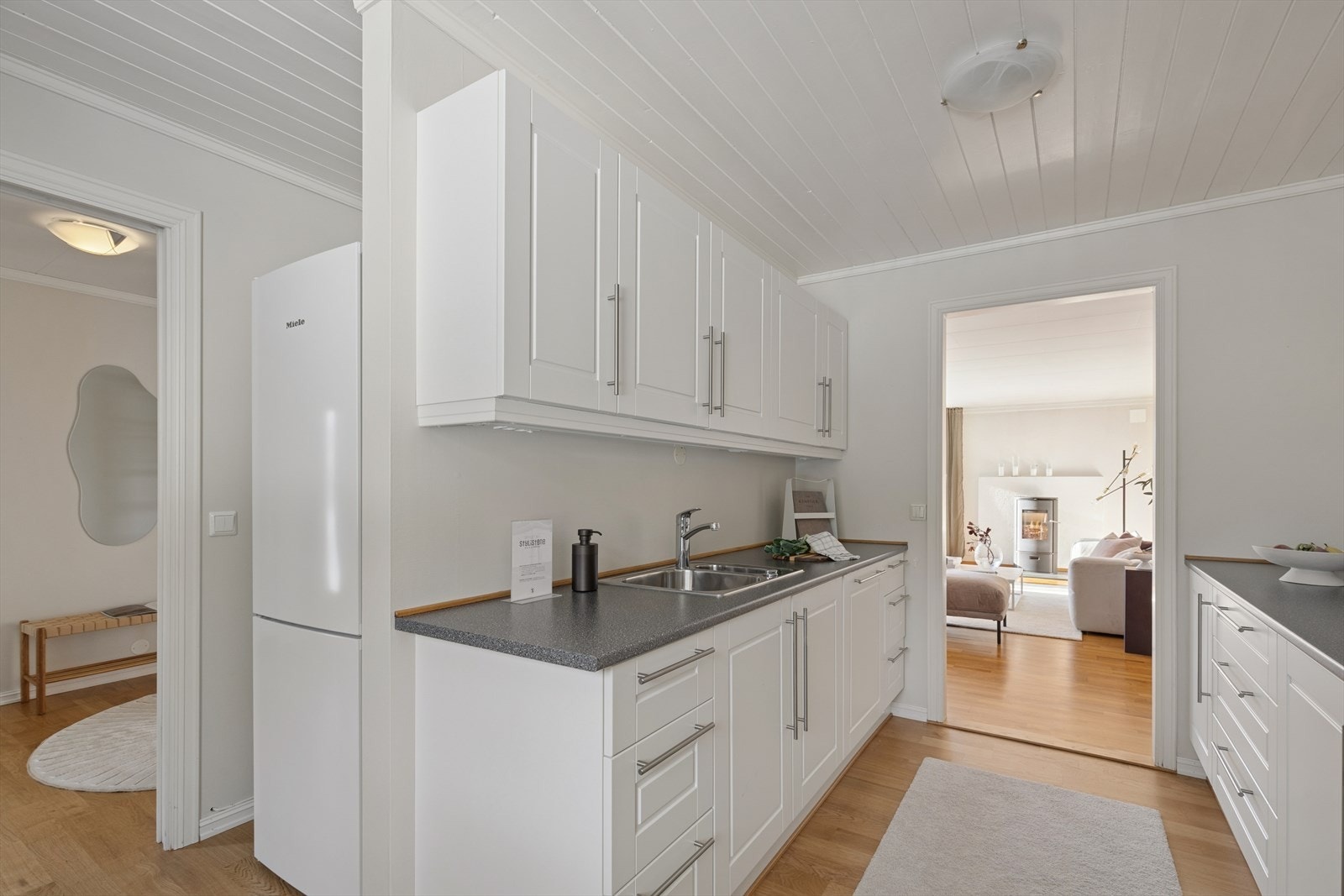 Kjøkkenet har en innredning med profilerte fronter og en benkeplate i laminat. Galleribilde