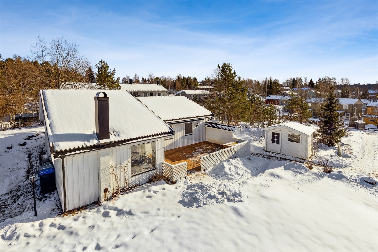 På tomten er det også plassert en frittstående utebod på 7,3 m² for ekstra lagringsplass. Oppføring av bod i 2000. Galleribilde