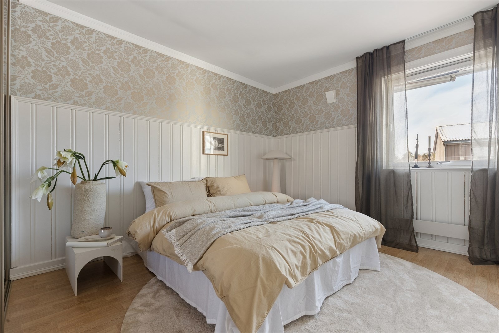 Boligen inneholder tre soverom, hvorav alle rom med plass til seng og tilhørende møblement. Galleribilde