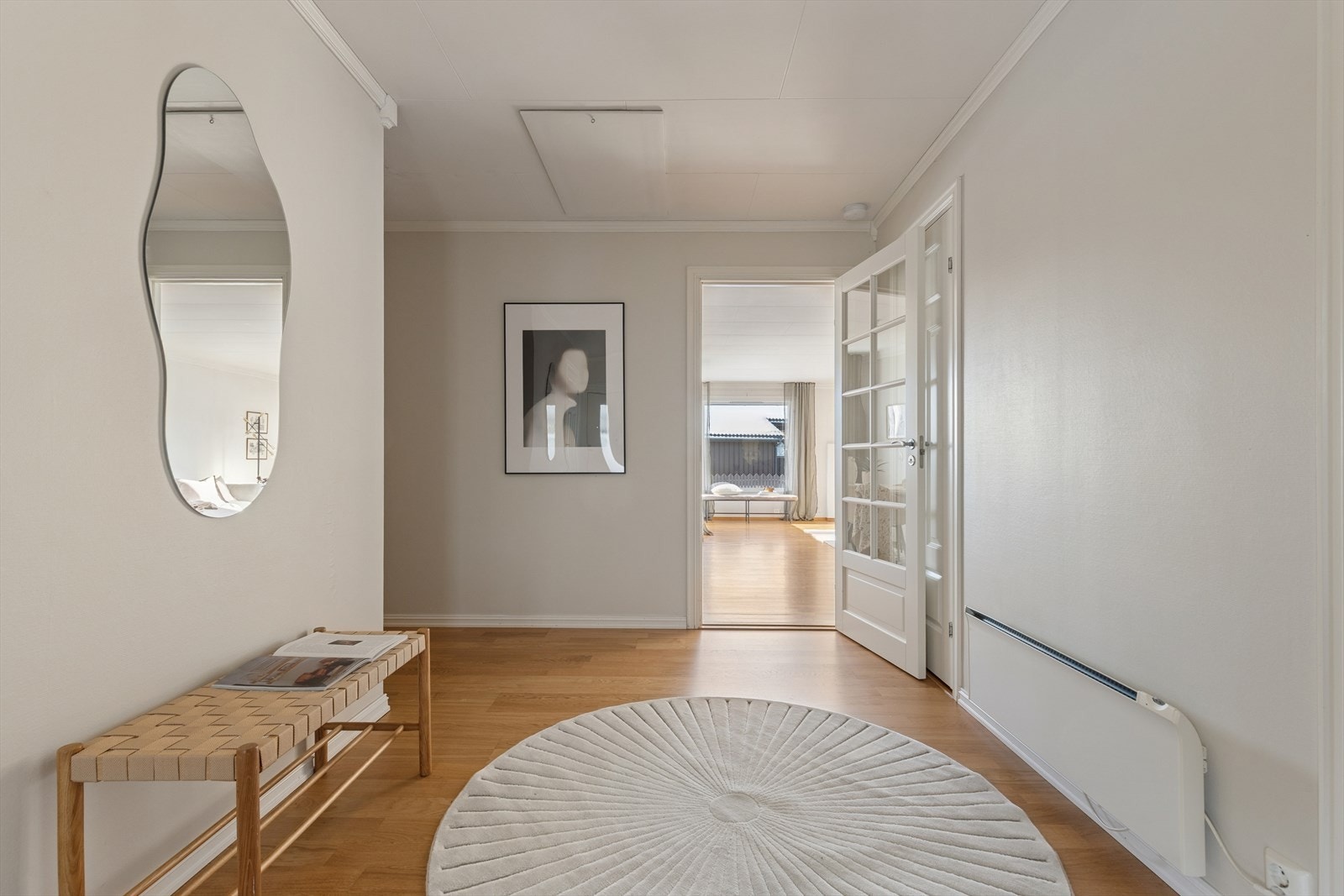 Rommet har plass til oppbevaringsløsning for sko og yttertøy, og har videre adkomst til gang med adkomst til boligens øvrige rom. Galleribilde