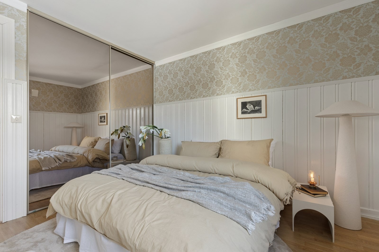 Hovedsoverommet er utstyrt med plassbesparende garderobeløsning i nisje med skyvedørsfronter. Galleribilde