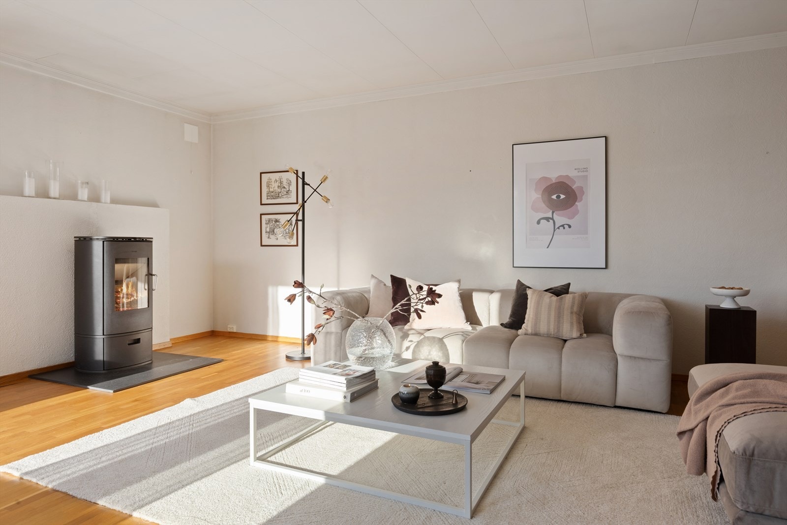 Stuen skaper et lyst og hyggelig samlingspunkt hvor du og besøkende kan nyte både avslappende og sosiale stunder. Galleribilde