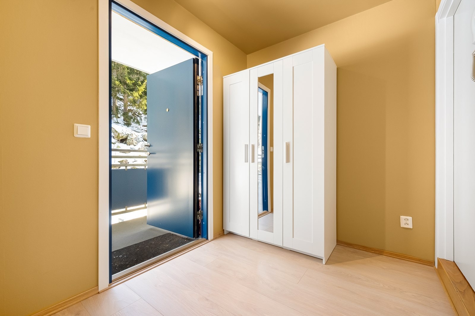 - I gangen har du rikelig med plass til garderobeskap - Galleribilde