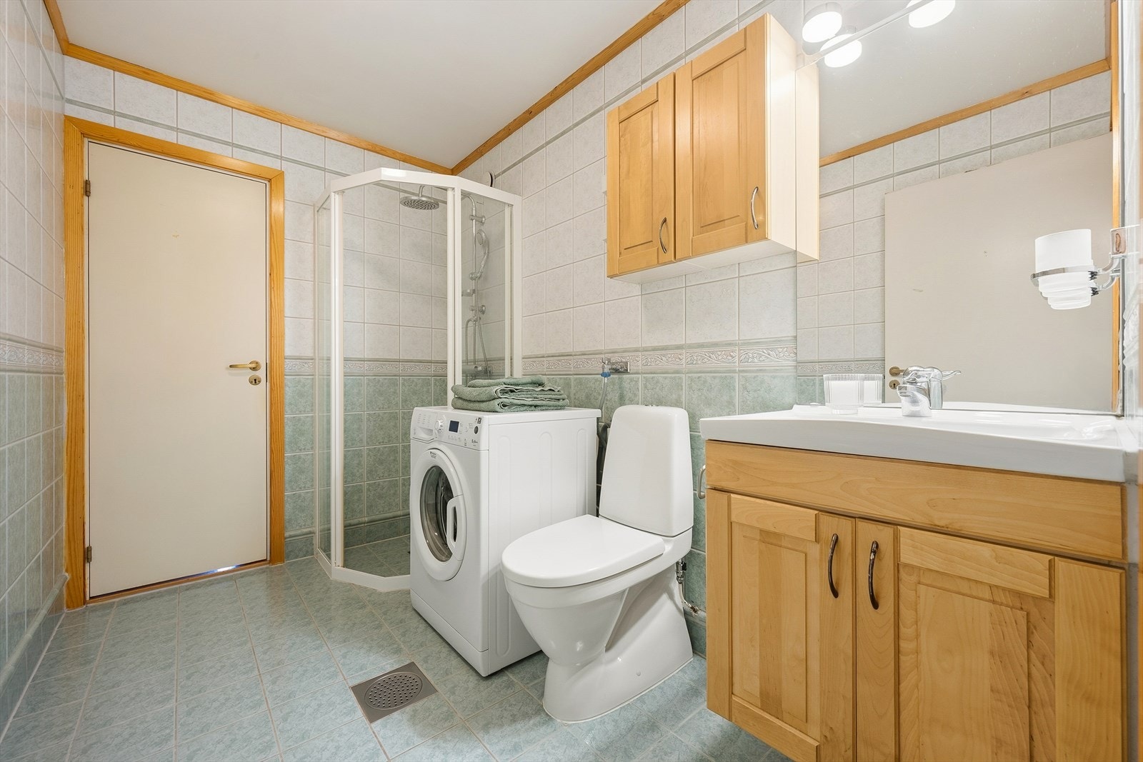 - Helfliset bad med gulvvarme - Galleribilde