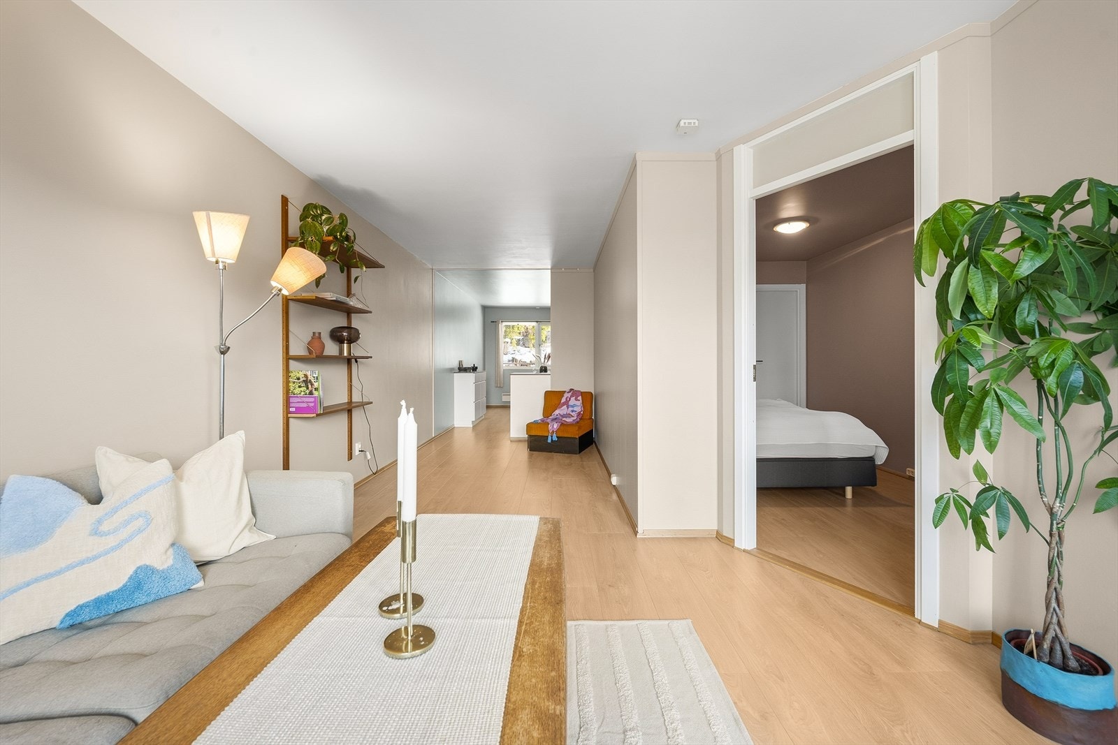 - Stuen har en praktisk utforming som gjør det enkelt å møblere etter eget ønske - Galleribilde