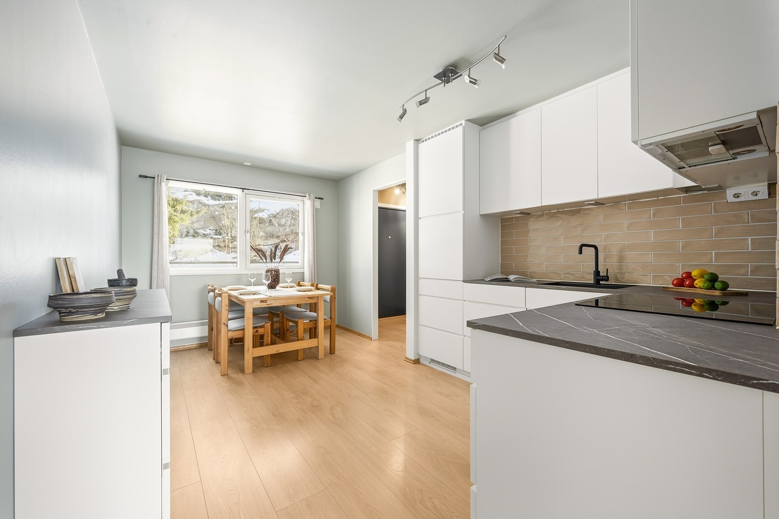 - Et komplett kjøkken med helintegrerte, medfølgende hvitevarer - Galleribilde