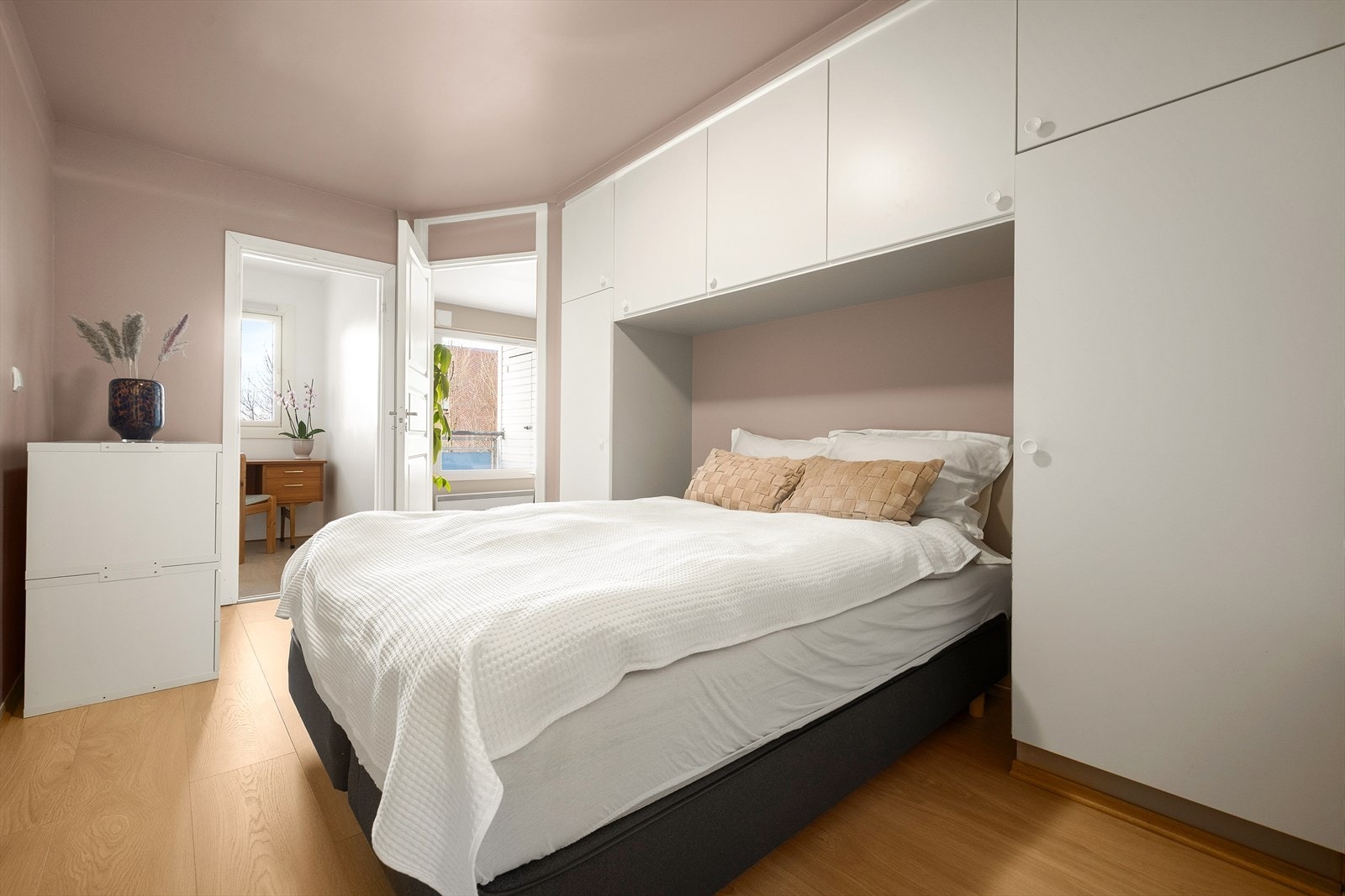 - Rikelig med plass til dobbeltseng og øvrig ønsket møblement - Galleribilde