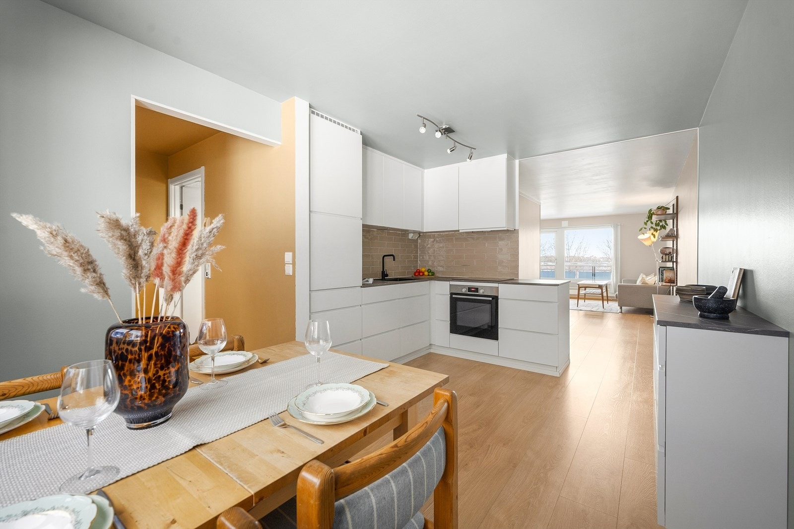 - Med åpen løsning oppleves hele rommet som en sosial sone, hvor du kan holde dialogen gående mens du disker opp til deilig middag - Galleribilde