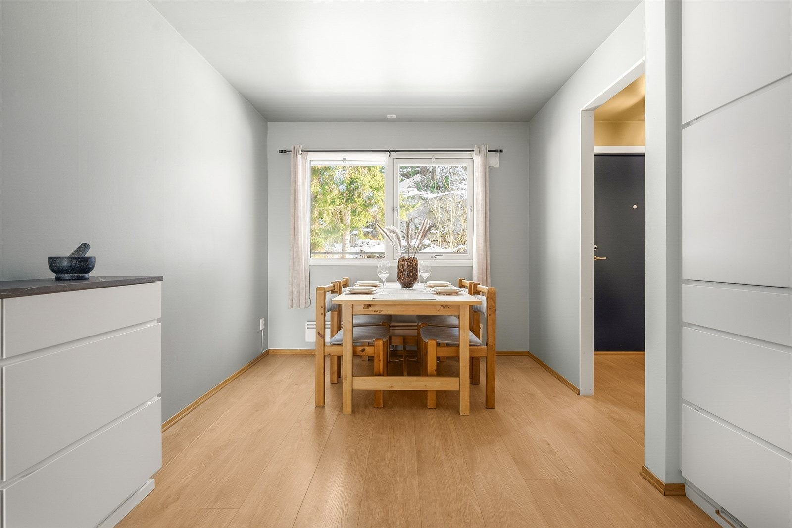 - Nyt en god middag med venner og familie - Galleribilde