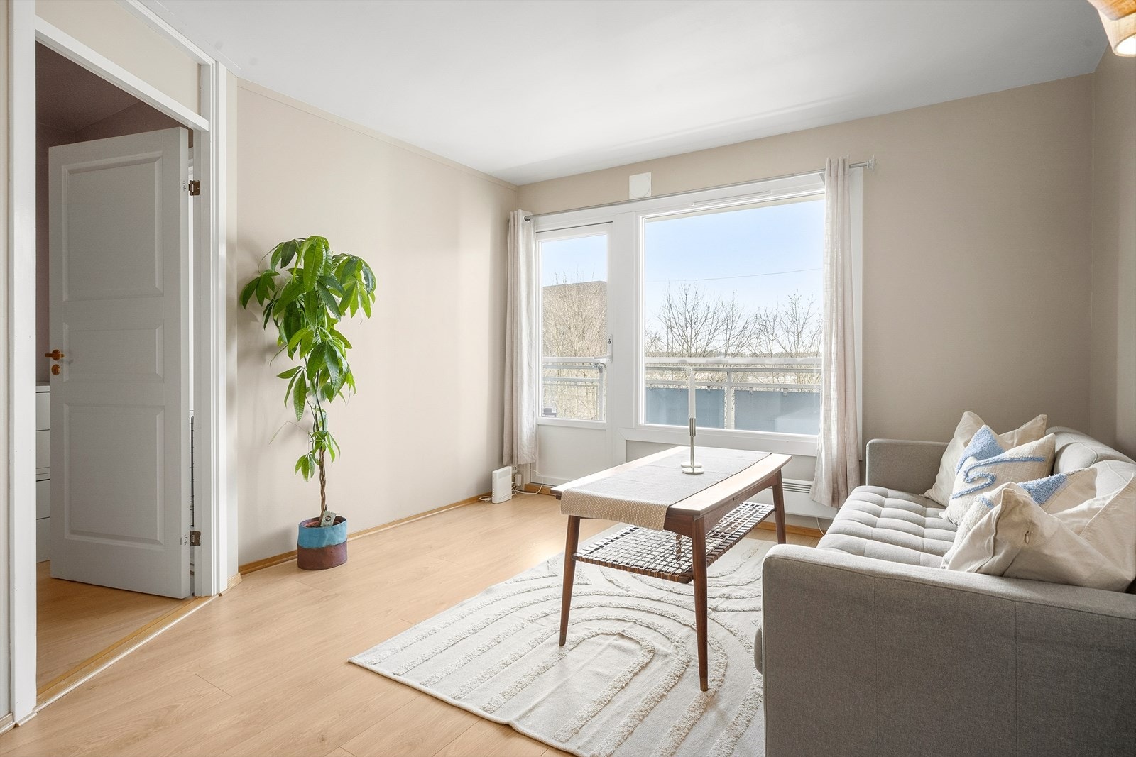 - Leiligheten har store, gode oppholdsrom - Galleribilde