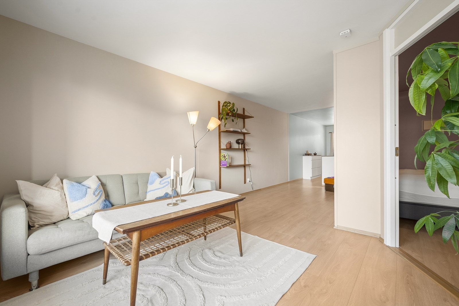 - Stuen fremstår som lys og luftig med store vinduer som åpner rommet og sørger for godt med lysinnslipp - Galleribilde