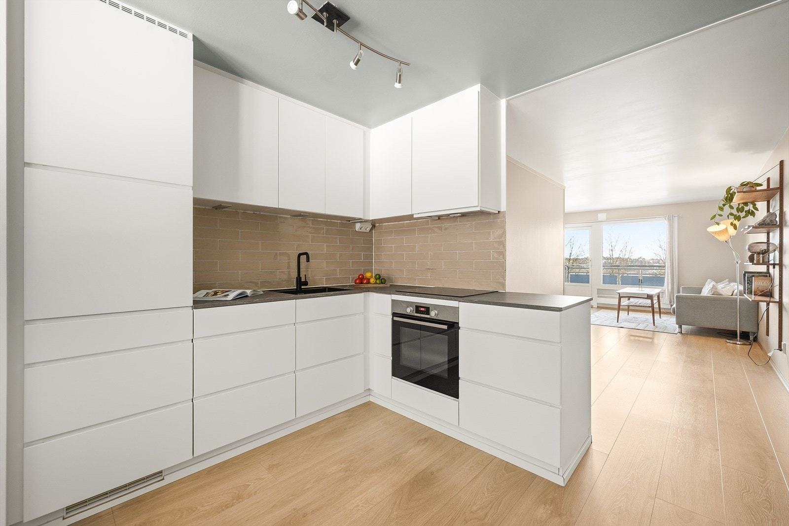 - Her er det god skap- og benkeplass som gjør matlagingen til en drøm - Galleribilde