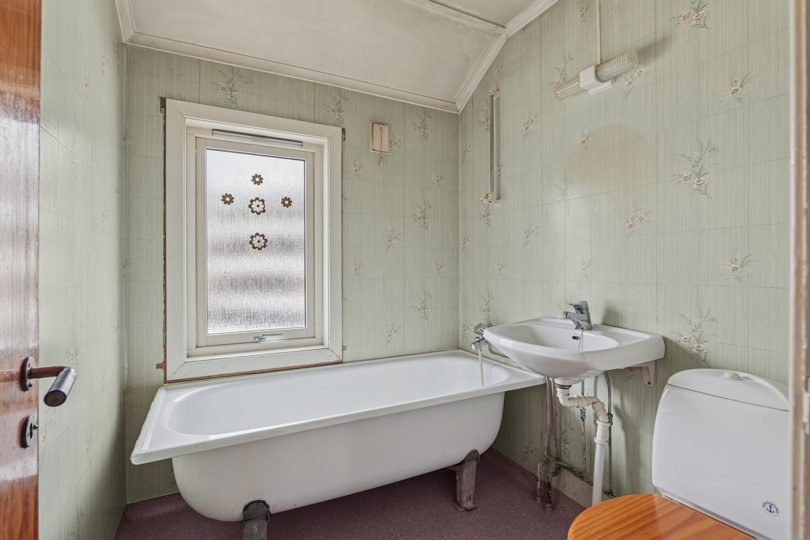 Badet i andre etasje er utstyrt med badekar, toalett og servant. Oppvarming med stråleovn. Galleribilde