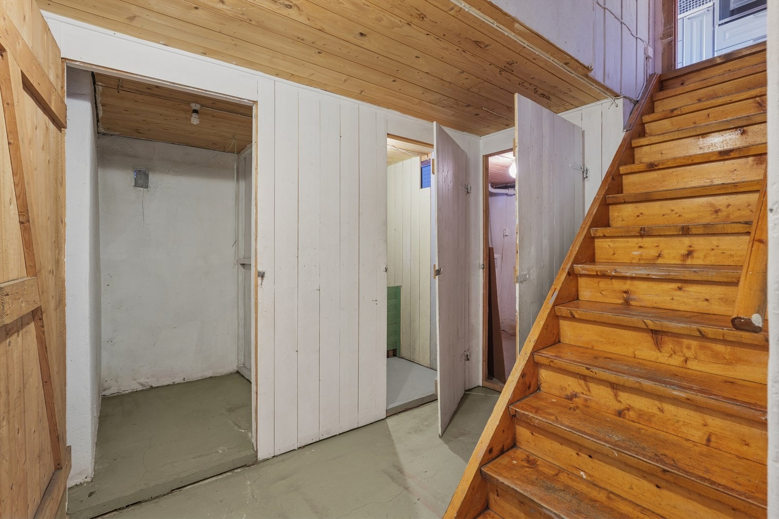 Praktiske boder i kjelleren gir utmerkede oppbevaringsmuligheter, i tillegg til et loftsrom. Galleribilde