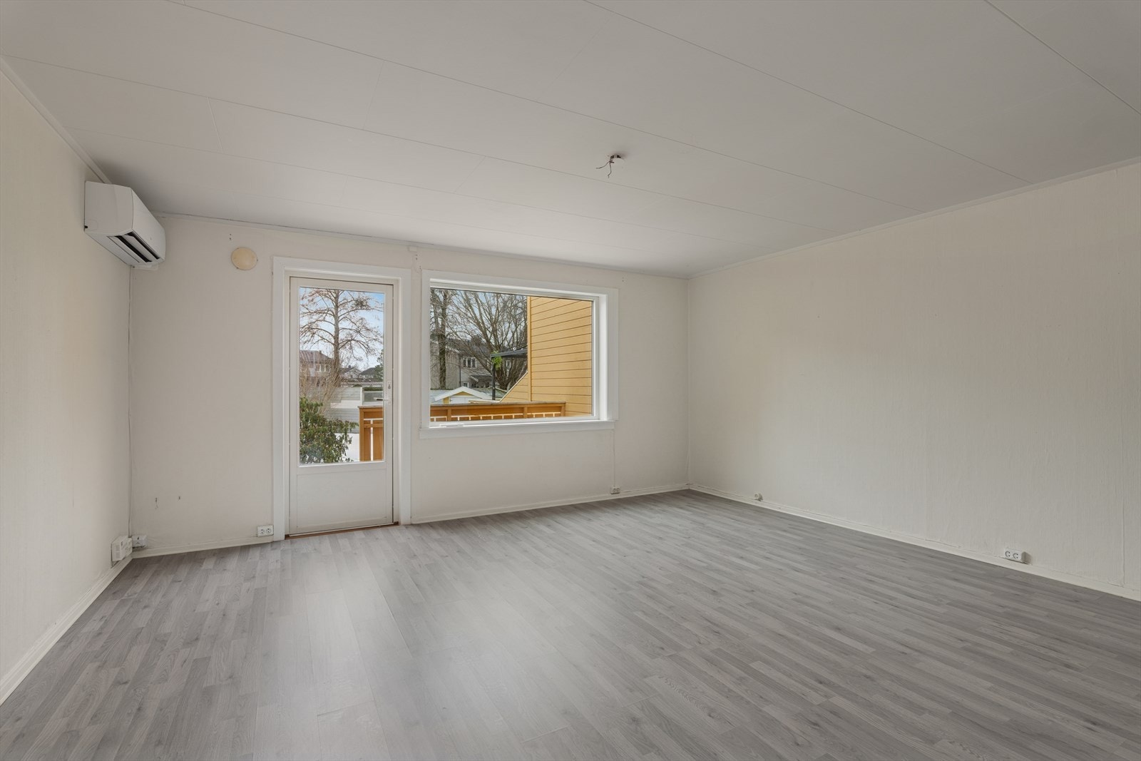 Fra stuen er det direkte utgang til en romslig terrasse på 14 m². Galleribilde