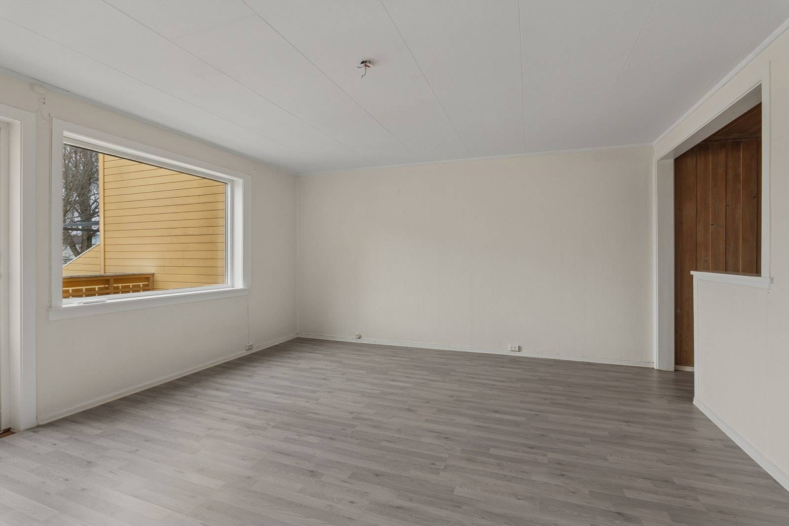 Det store fastkarmvinduet fra 2016 har 3-lags glass med lydisolering og gir godt med lysinnslipp. Galleribilde