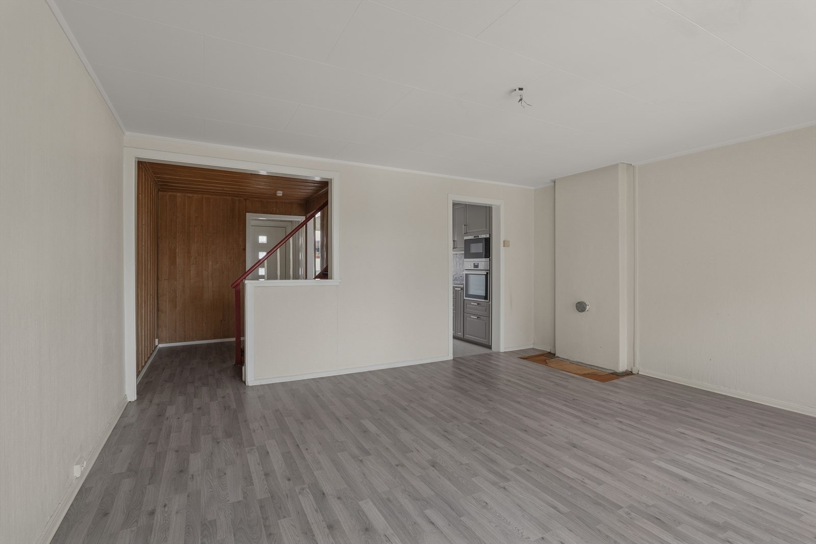 Stuen er et sentralt rom som binder sammen kjøkken og trappegang til andre etasje - mulighet for å sette inn vedovn Galleribilde