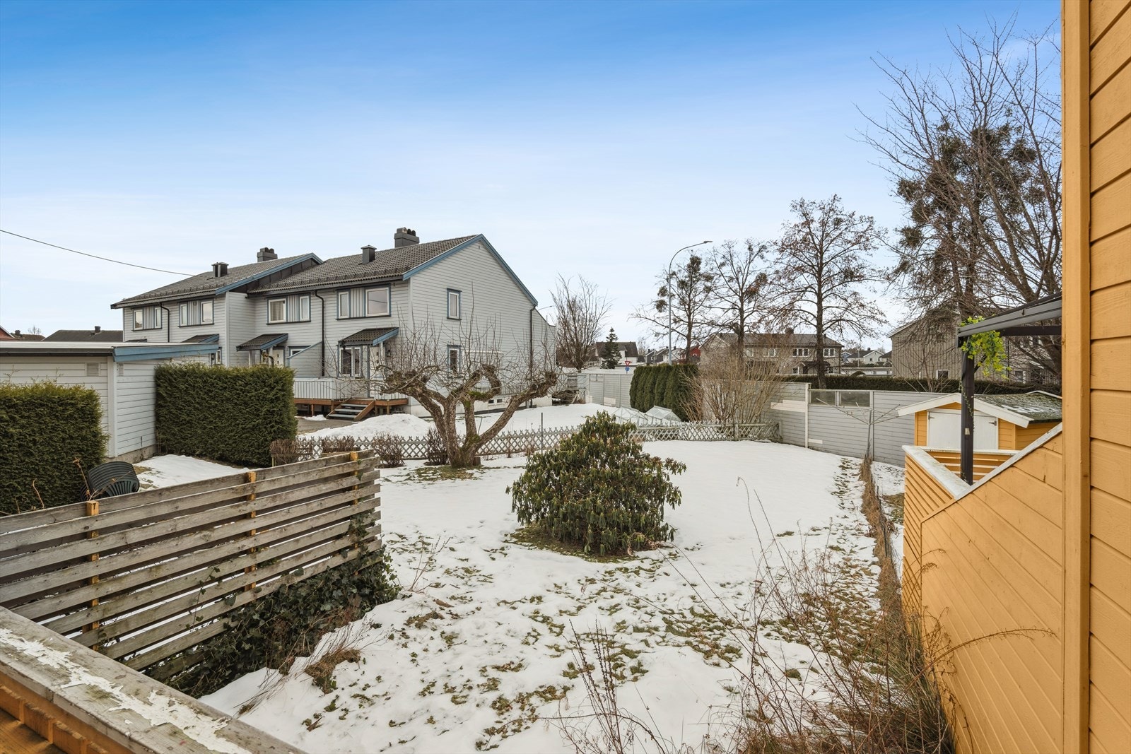 Tomten er flat og opparbeidet med plen, noe som gir gode muligheter for lek og aktivitet Galleribilde