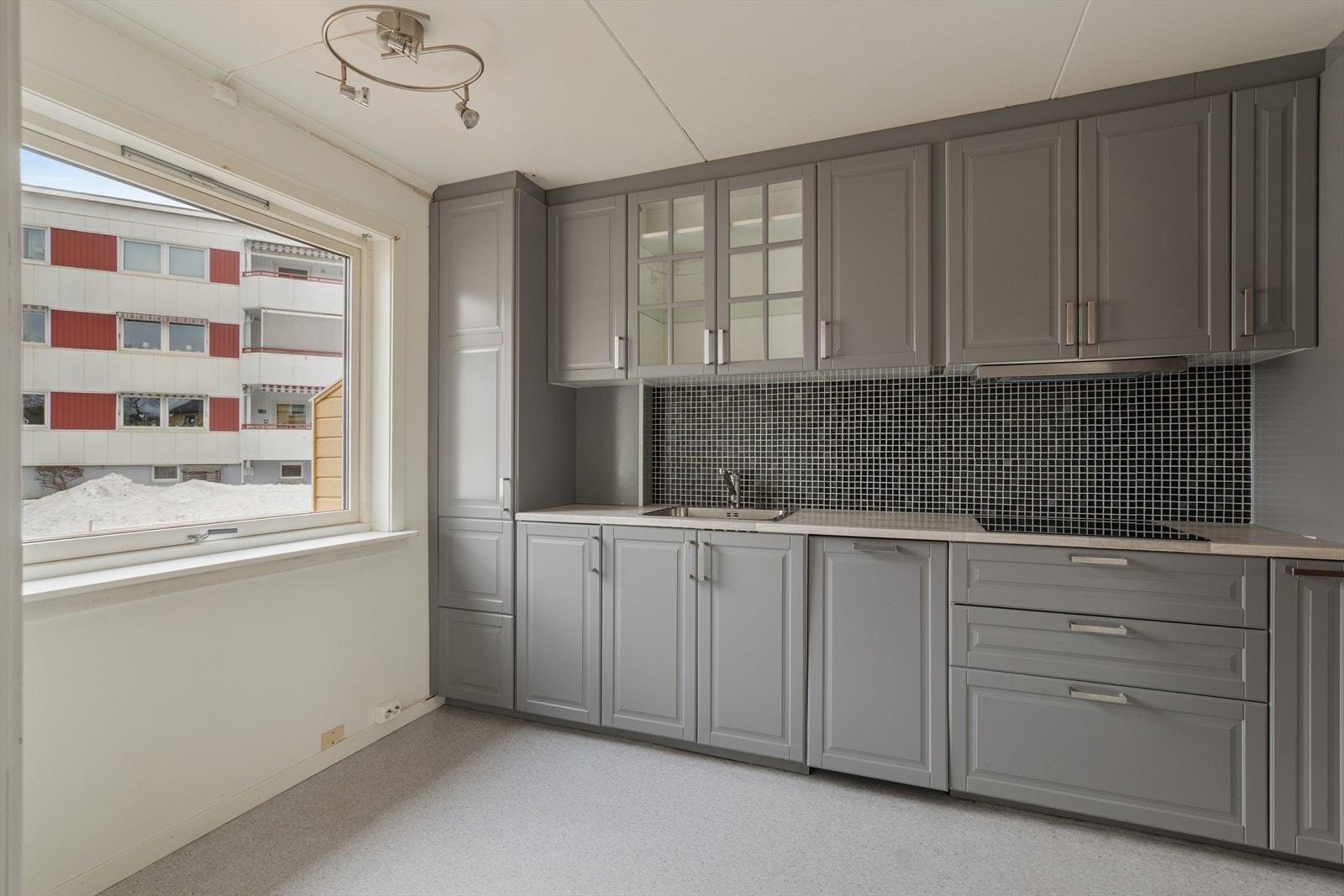 Innredningen har profilerte fronter og rikelig med skap- og benkeplass. Galleribilde