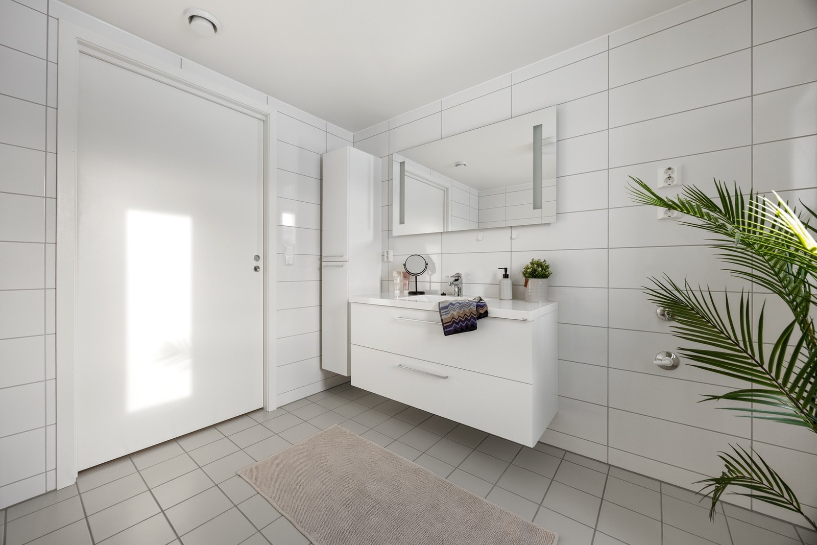 Utstyrt med servantskap, toalett og dusj, samt opplegg for vaskemaskin Galleribilde