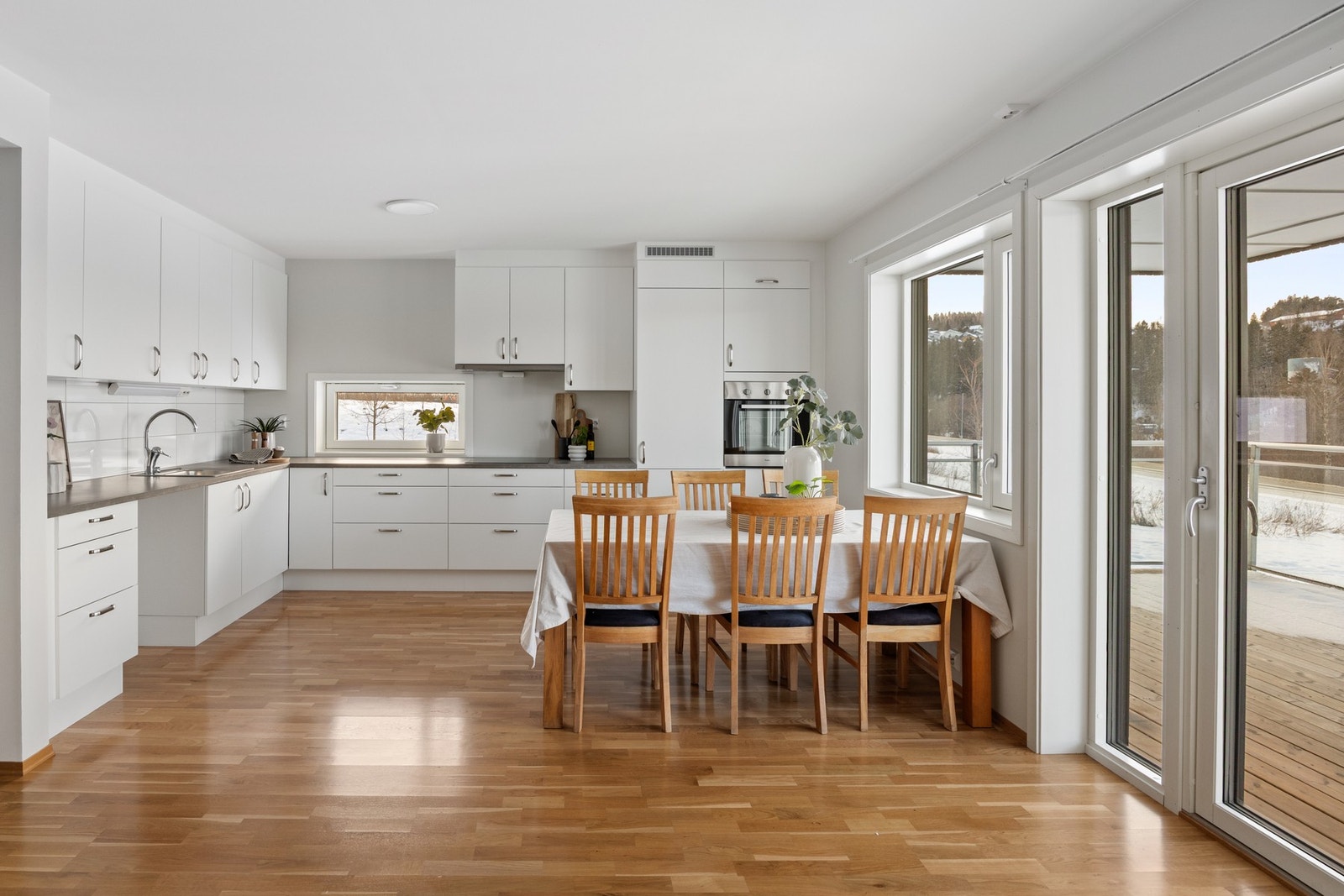 Moderne kjøkkeninnredning med integrert stekeovn, platetopp og kjøl-/fryseskap! Galleribilde