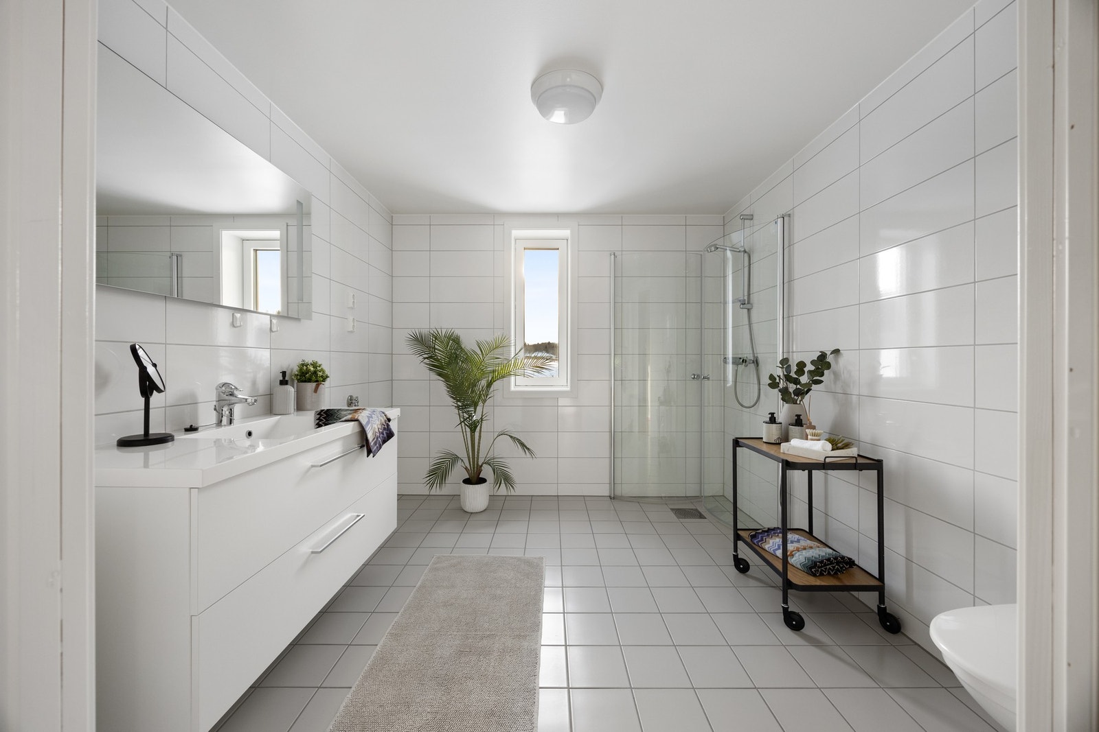 Badet har lyse flis med varme i gulv. Galleribilde